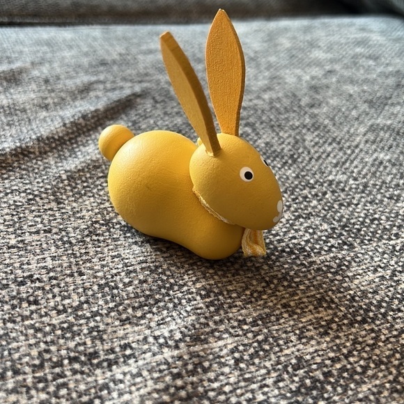 Vintage Scandinavian Wood Bunny Rabbit Yellow Round W/ Bow Made In Sweden - Picture 5 of 9
